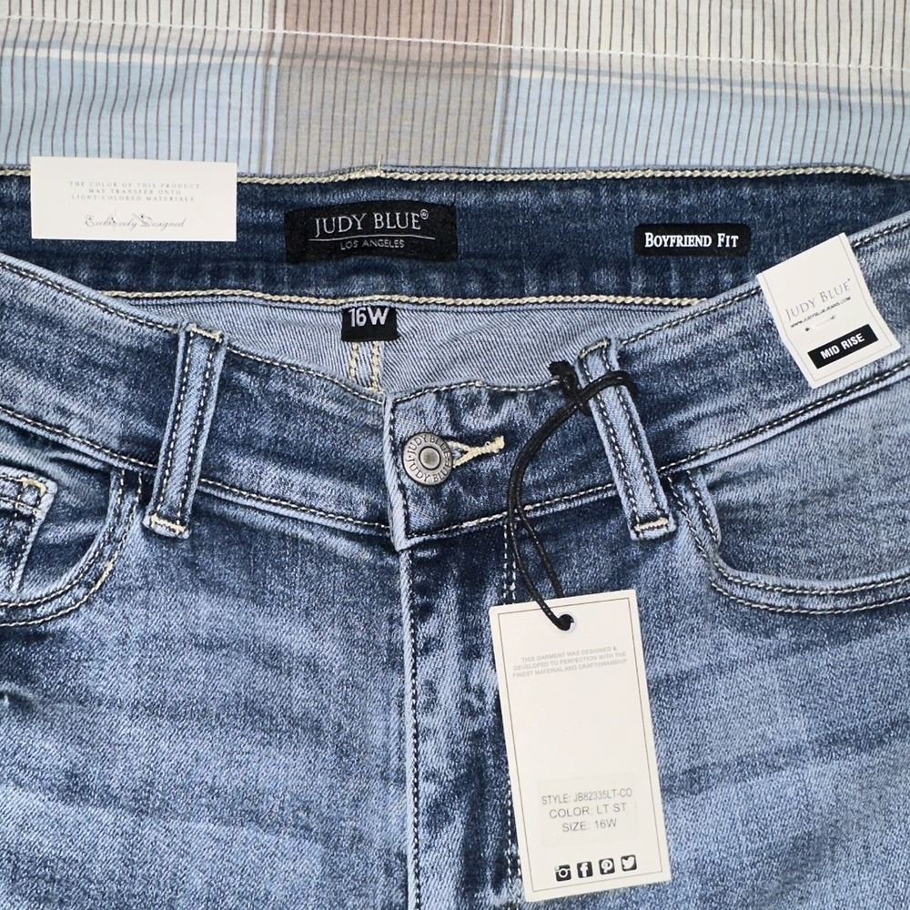 Judy Blue Women's Boyfriend Fit Mid Rise Light Wash Stretch Jeans Plus 16W NWT